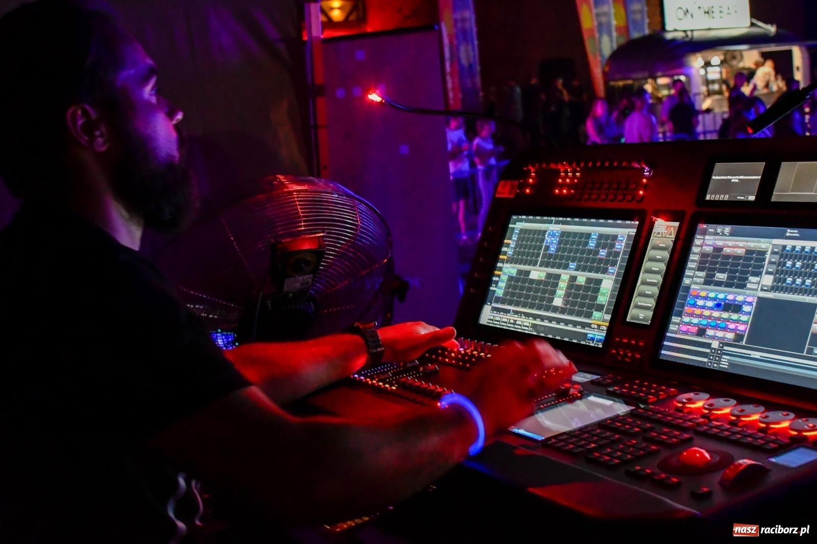 Zdjęcie w galerii na portalu naszraciborz.pl: FULL MOON 2024 - dzień drugi. Muzyczne i laserowe show na zamkowym dziedzińcu wiadomości z regionu