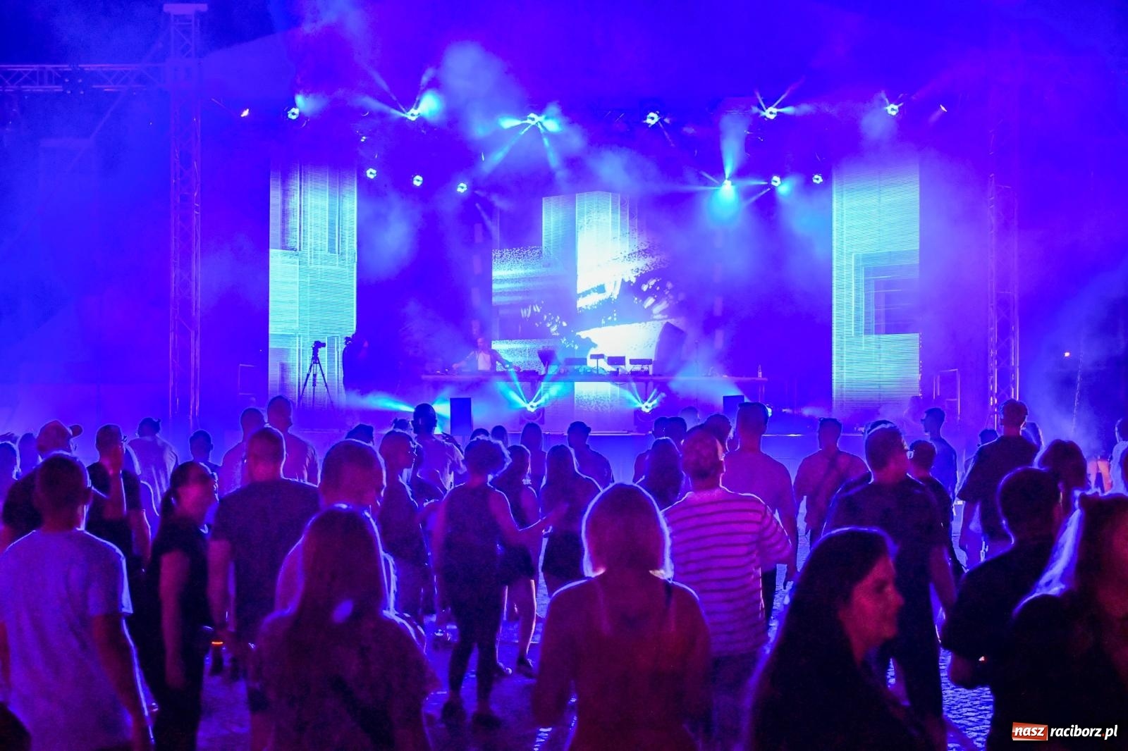 Zdjęcie w galerii na portalu naszraciborz.pl: FULL MOON 2024 - dzień drugi. Muzyczne i laserowe show na zamkowym dziedzińcu wiadomości z regionu