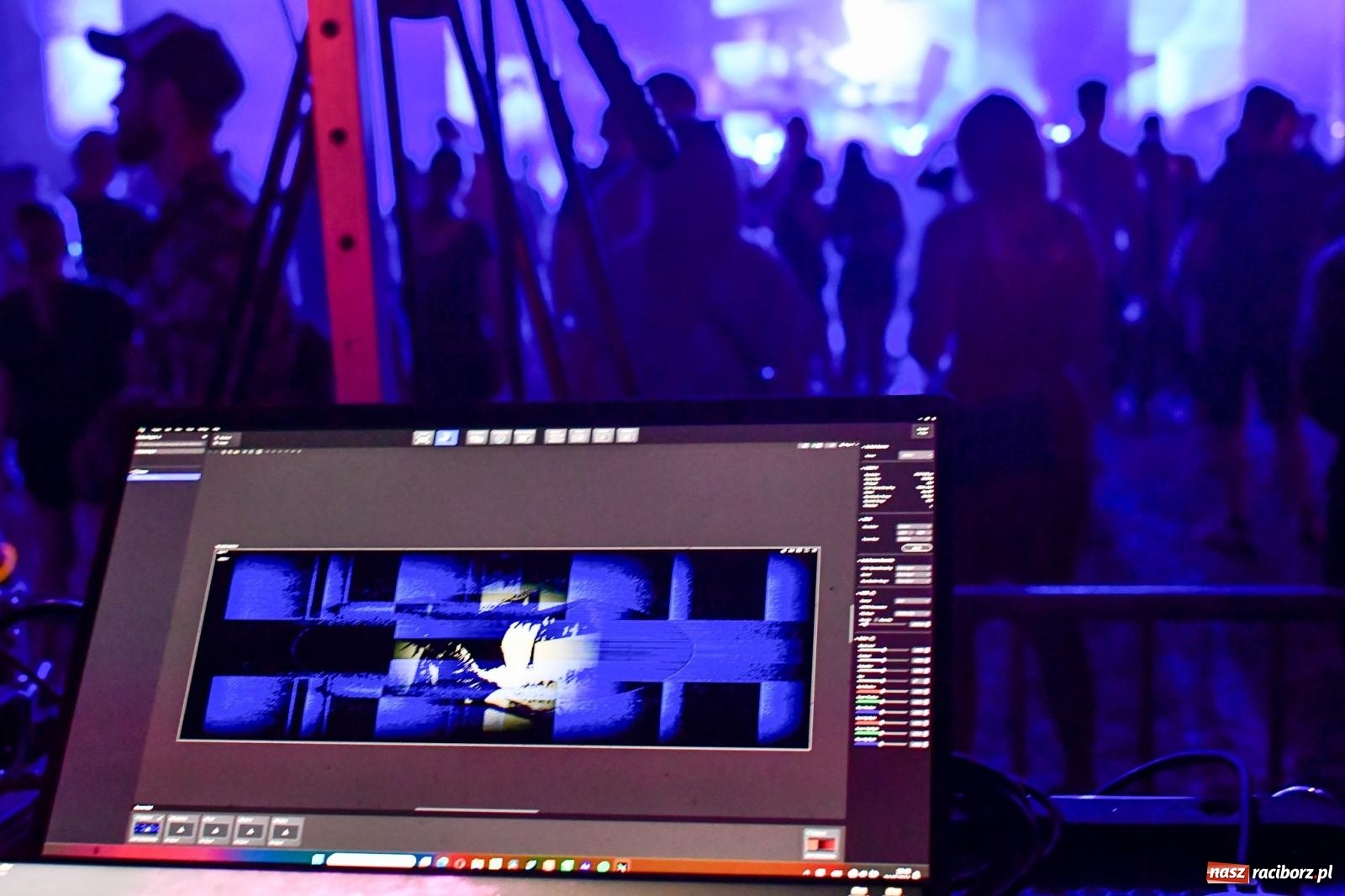 Zdjęcie w galerii na portalu naszraciborz.pl: FULL MOON 2024 - dzień drugi. Muzyczne i laserowe show na zamkowym dziedzińcu wiadomości z regionu