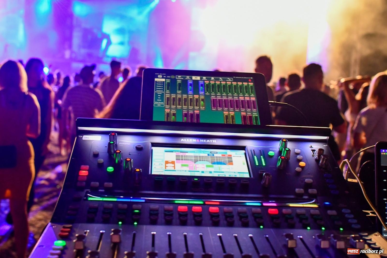 Zdjęcie w galerii na portalu naszraciborz.pl: FULL MOON 2024 - dzień drugi. Muzyczne i laserowe show na zamkowym dziedzińcu wiadomości z regionu