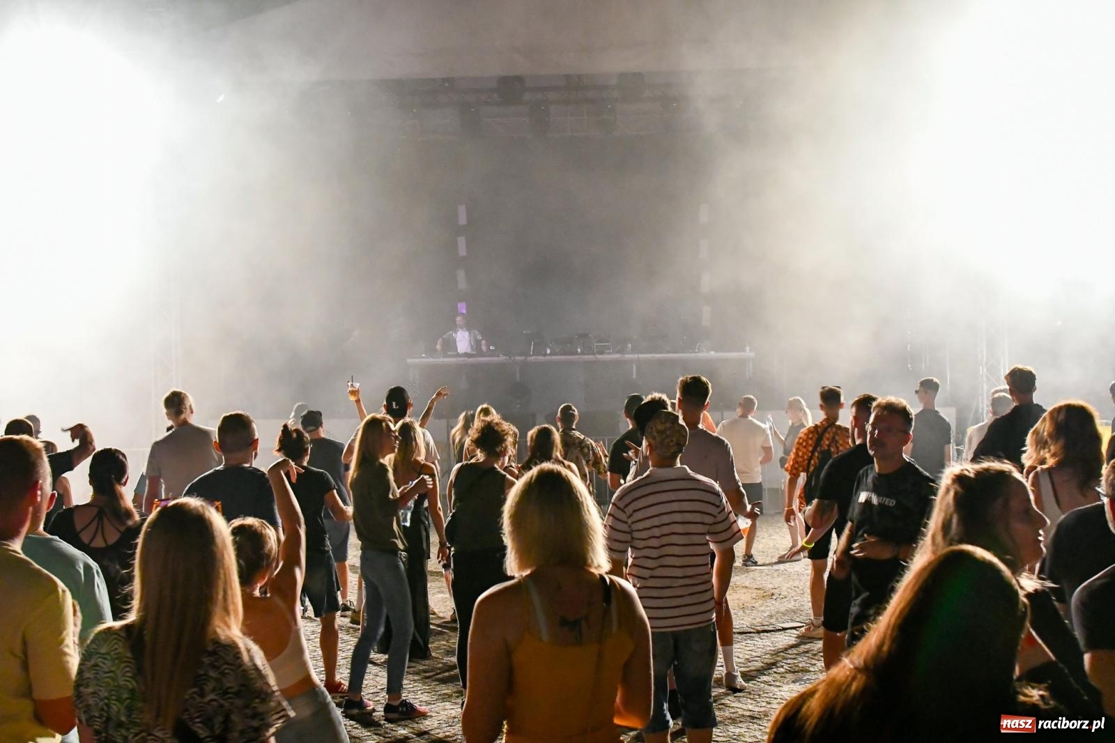 Zdjęcie w galerii na portalu naszraciborz.pl: FULL MOON 2024 - dzień drugi. Muzyczne i laserowe show na zamkowym dziedzińcu wiadomości z regionu