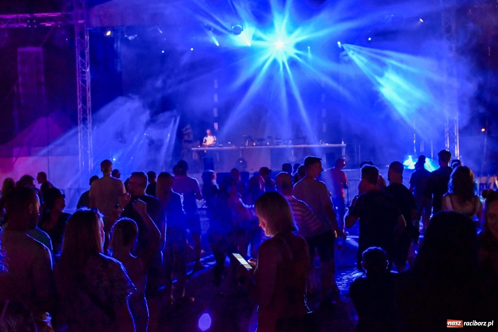 Zdjęcie w galerii na portalu naszraciborz.pl: FULL MOON 2024 - dzień drugi. Muzyczne i laserowe show na zamkowym dziedzińcu wiadomości z regionu