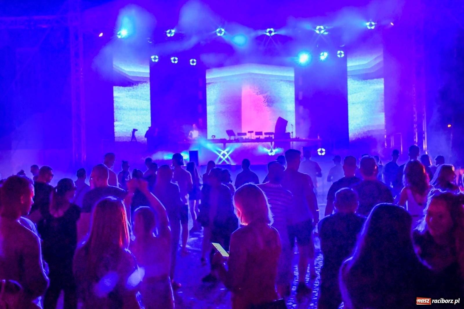 Zdjęcie w galerii na portalu naszraciborz.pl: FULL MOON 2024 - dzień drugi. Muzyczne i laserowe show na zamkowym dziedzińcu wiadomości z regionu