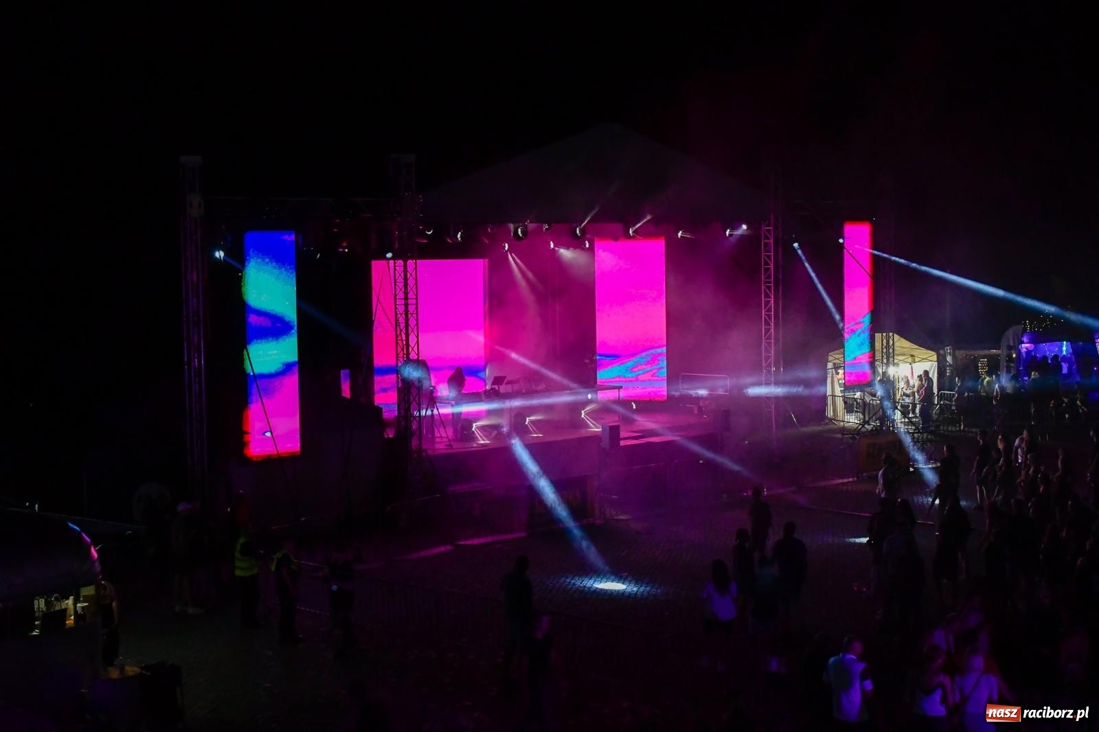 Zdjęcie w galerii na portalu naszraciborz.pl: FULL MOON 2024 - dzień drugi. Muzyczne i laserowe show na zamkowym dziedzińcu wiadomości z regionu