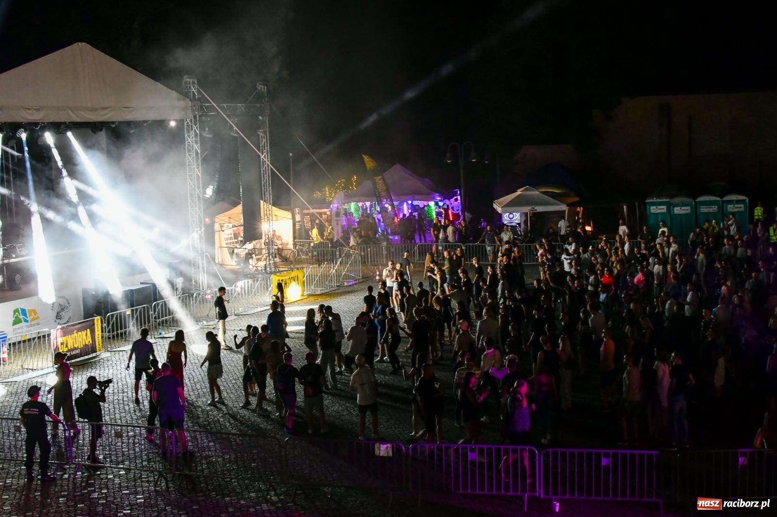 Zdjęcie w galerii na portalu naszraciborz.pl: FULL MOON 2024 - dzień drugi. Muzyczne i laserowe show na zamkowym dziedzińcu wiadomości z regionu