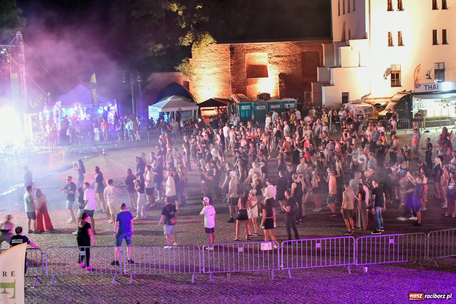 Zdjęcie w galerii na portalu naszraciborz.pl: FULL MOON 2024 - dzień drugi. Muzyczne i laserowe show na zamkowym dziedzińcu wiadomości z regionu