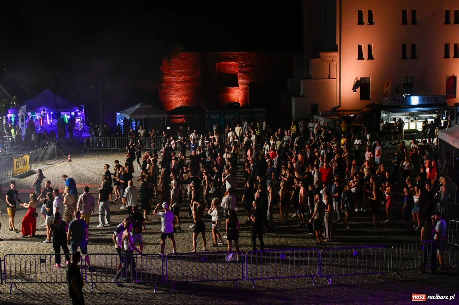 Zdjęcie w galerii na portalu naszraciborz.pl: FULL MOON 2024 - dzień drugi. Muzyczne i laserowe show na zamkowym dziedzińcu wiadomości z regionu