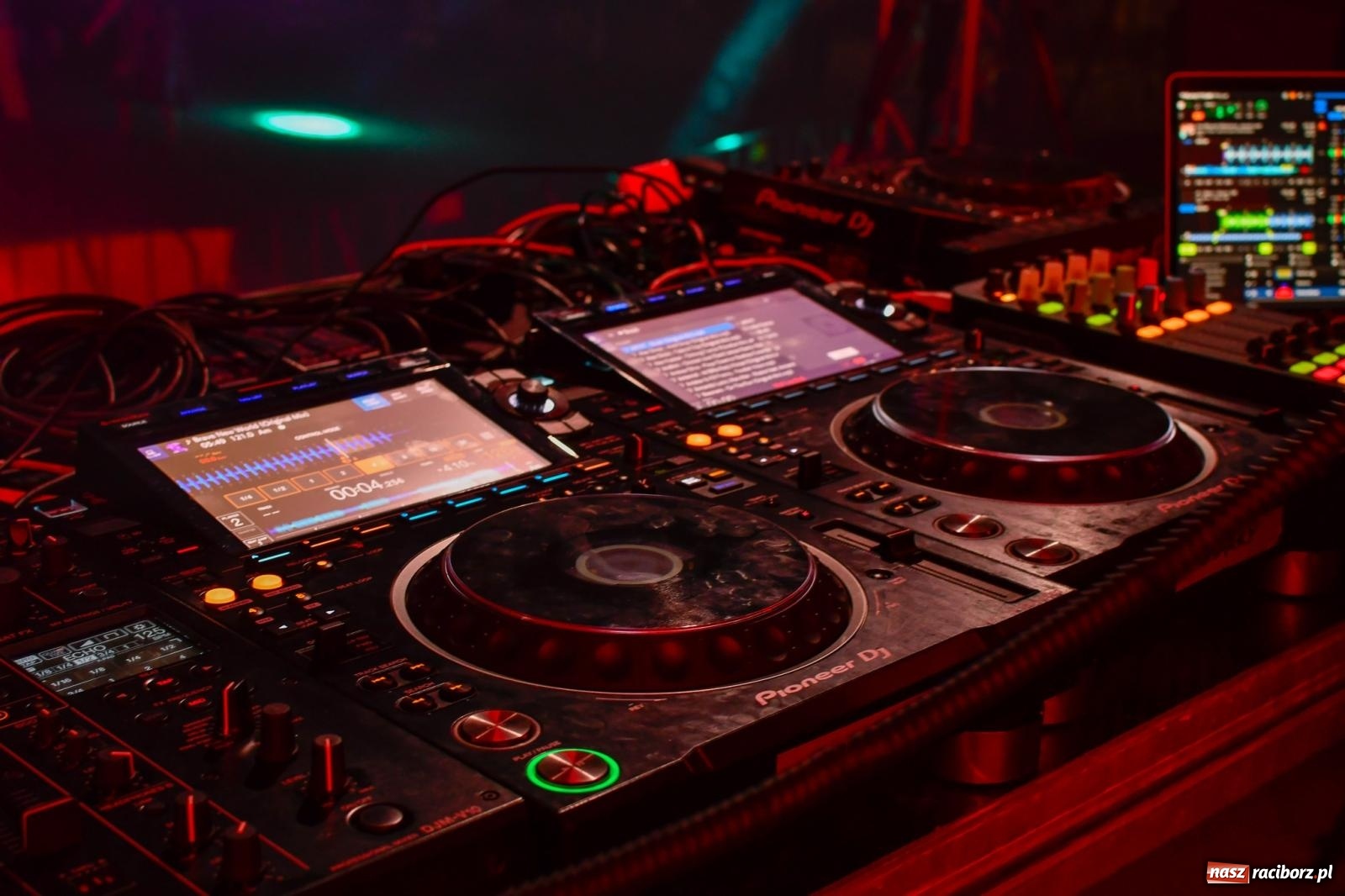 Zdjęcie w galerii na portalu naszraciborz.pl: FULL MOON 2024 - dzień drugi. Muzyczne i laserowe show na zamkowym dziedzińcu wiadomości z regionu