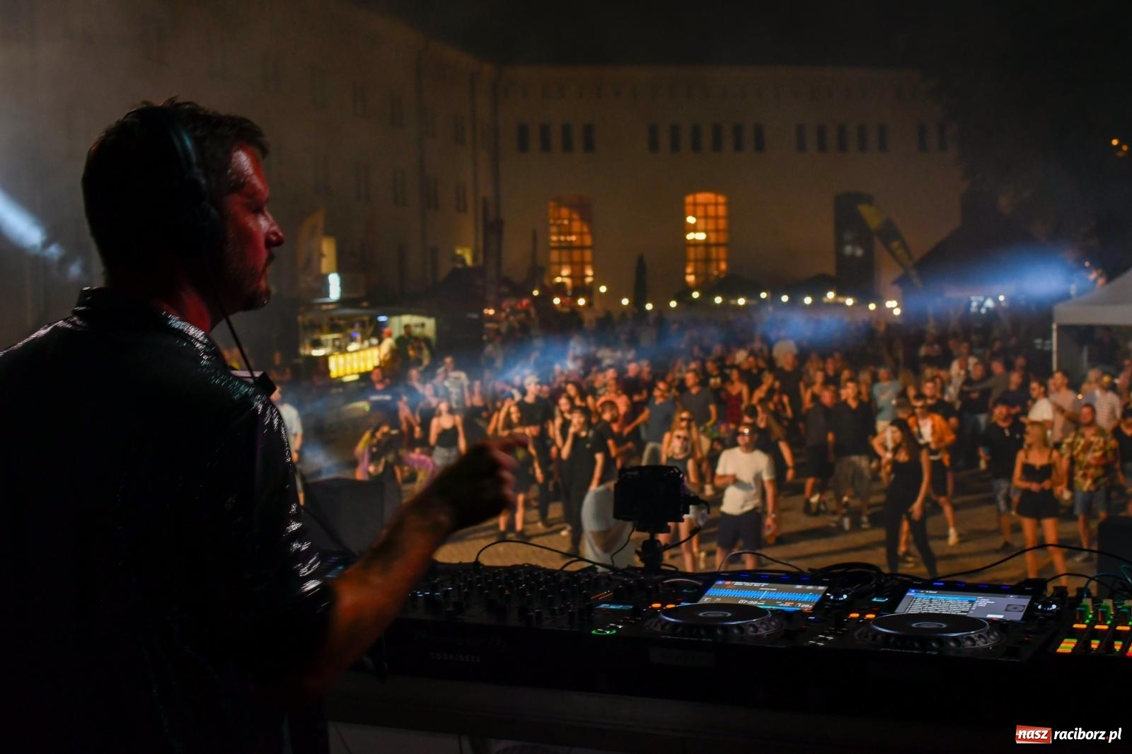 Zdjęcie w galerii na portalu naszraciborz.pl: FULL MOON 2024 - dzień drugi. Muzyczne i laserowe show na zamkowym dziedzińcu wiadomości z regionu