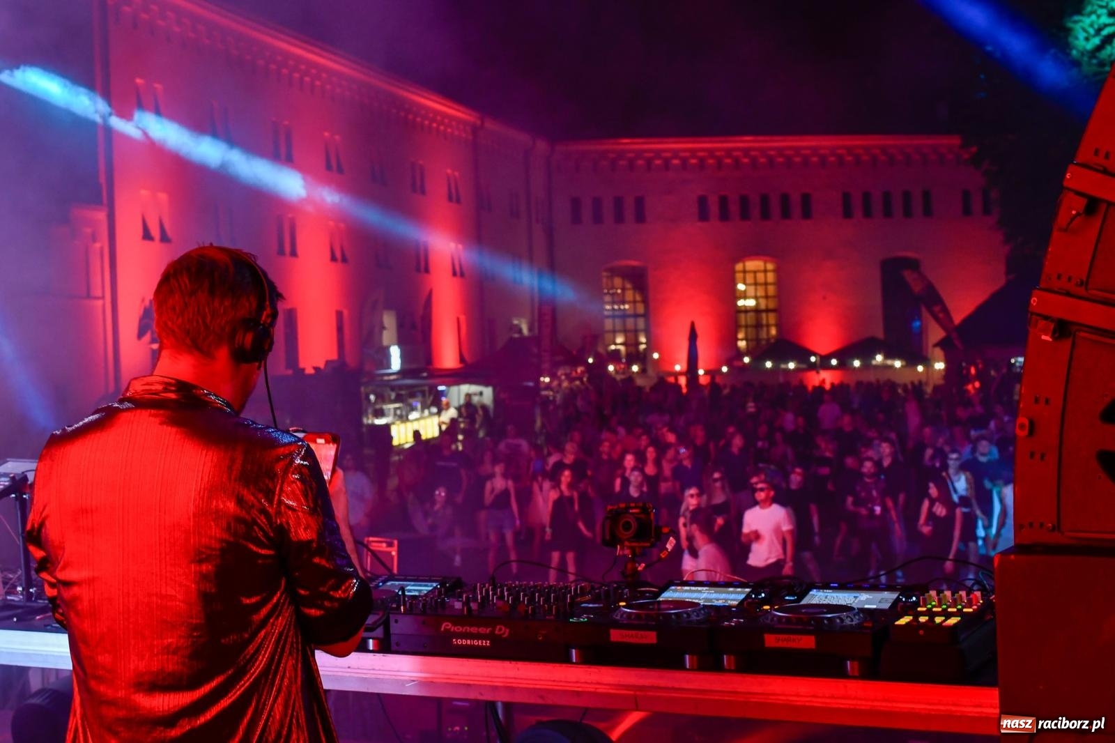 Zdjęcie w galerii na portalu naszraciborz.pl: FULL MOON 2024 - dzień drugi. Muzyczne i laserowe show na zamkowym dziedzińcu wiadomości z regionu