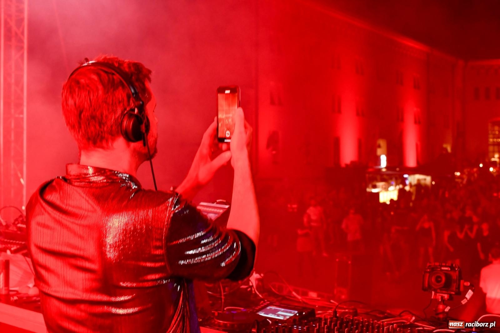 Zdjęcie w galerii na portalu naszraciborz.pl: FULL MOON 2024 - dzień drugi. Muzyczne i laserowe show na zamkowym dziedzińcu wiadomości z regionu