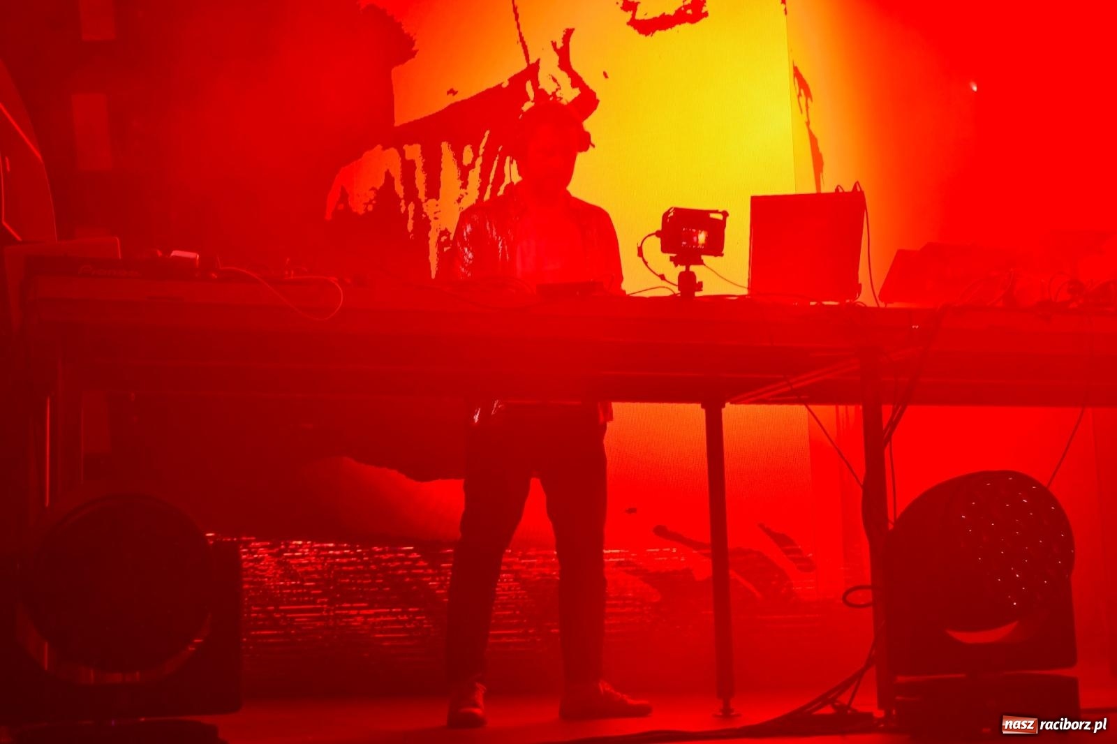 Zdjęcie w galerii na portalu naszraciborz.pl: FULL MOON 2024 - dzień drugi. Muzyczne i laserowe show na zamkowym dziedzińcu wiadomości z regionu