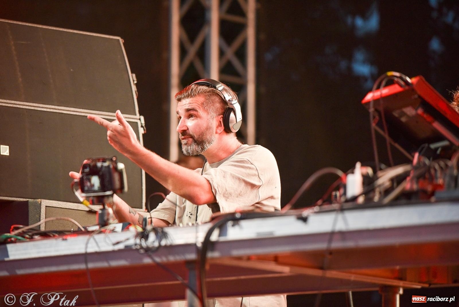 Zdjęcie w galerii na portalu naszraciborz.pl: FULL MOON 2024 - dzień drugi. Muzyczne i laserowe show na zamkowym dziedzińcu wiadomości z regionu