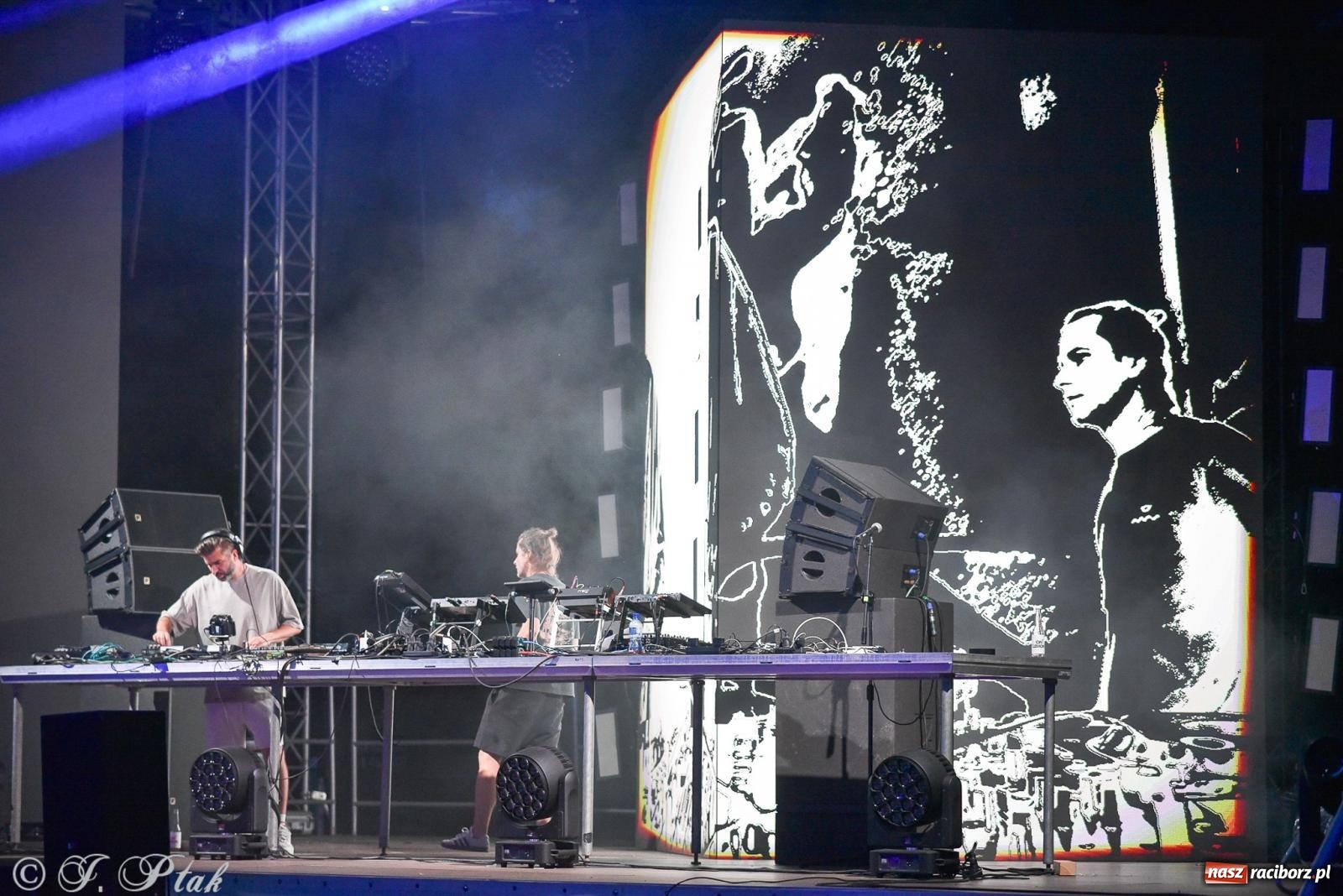 Zdjęcie w galerii na portalu naszraciborz.pl: FULL MOON 2024 - dzień drugi. Muzyczne i laserowe show na zamkowym dziedzińcu wiadomości z regionu