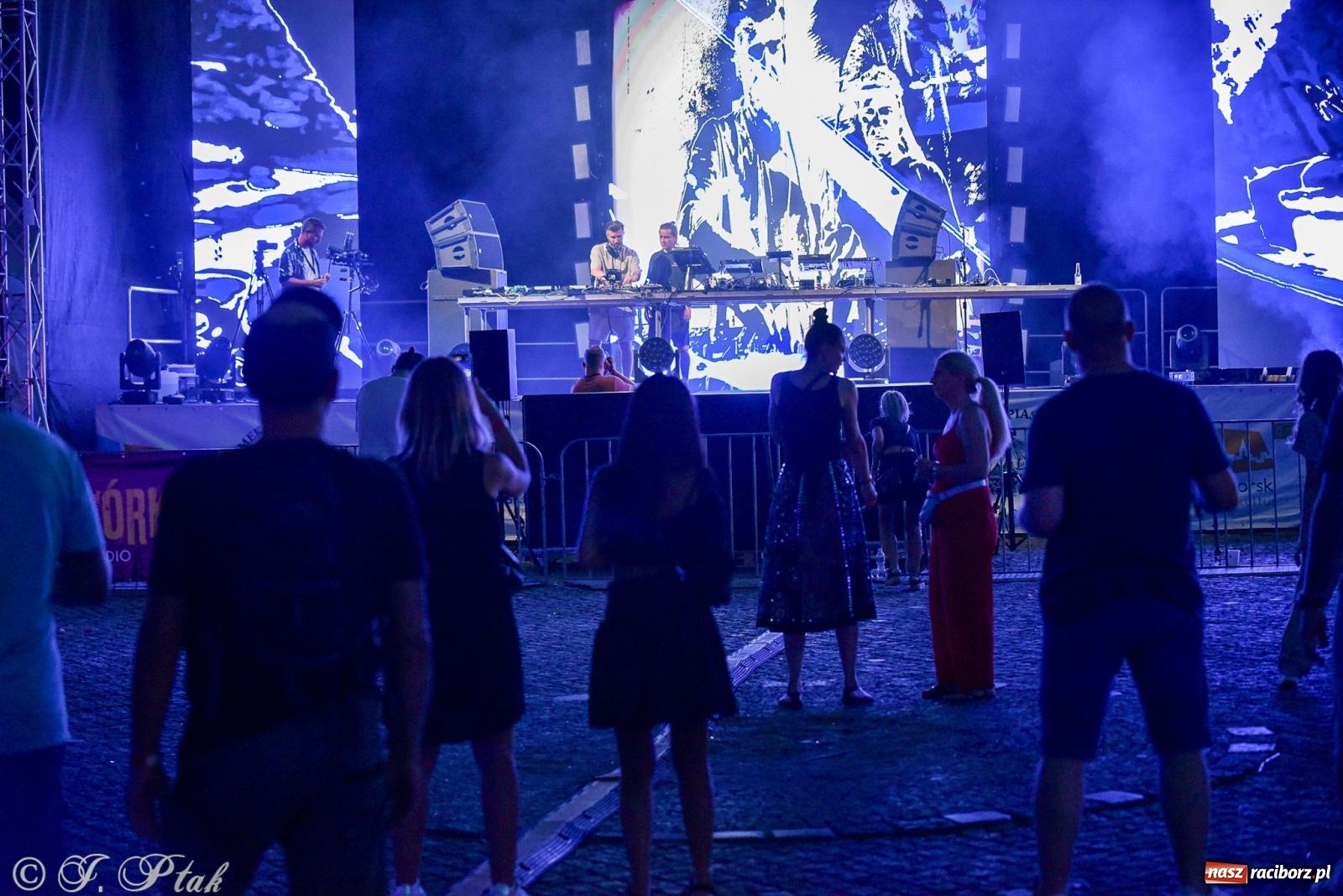 Zdjęcie w galerii na portalu naszraciborz.pl: FULL MOON 2024 - dzień drugi. Muzyczne i laserowe show na zamkowym dziedzińcu wiadomości z regionu