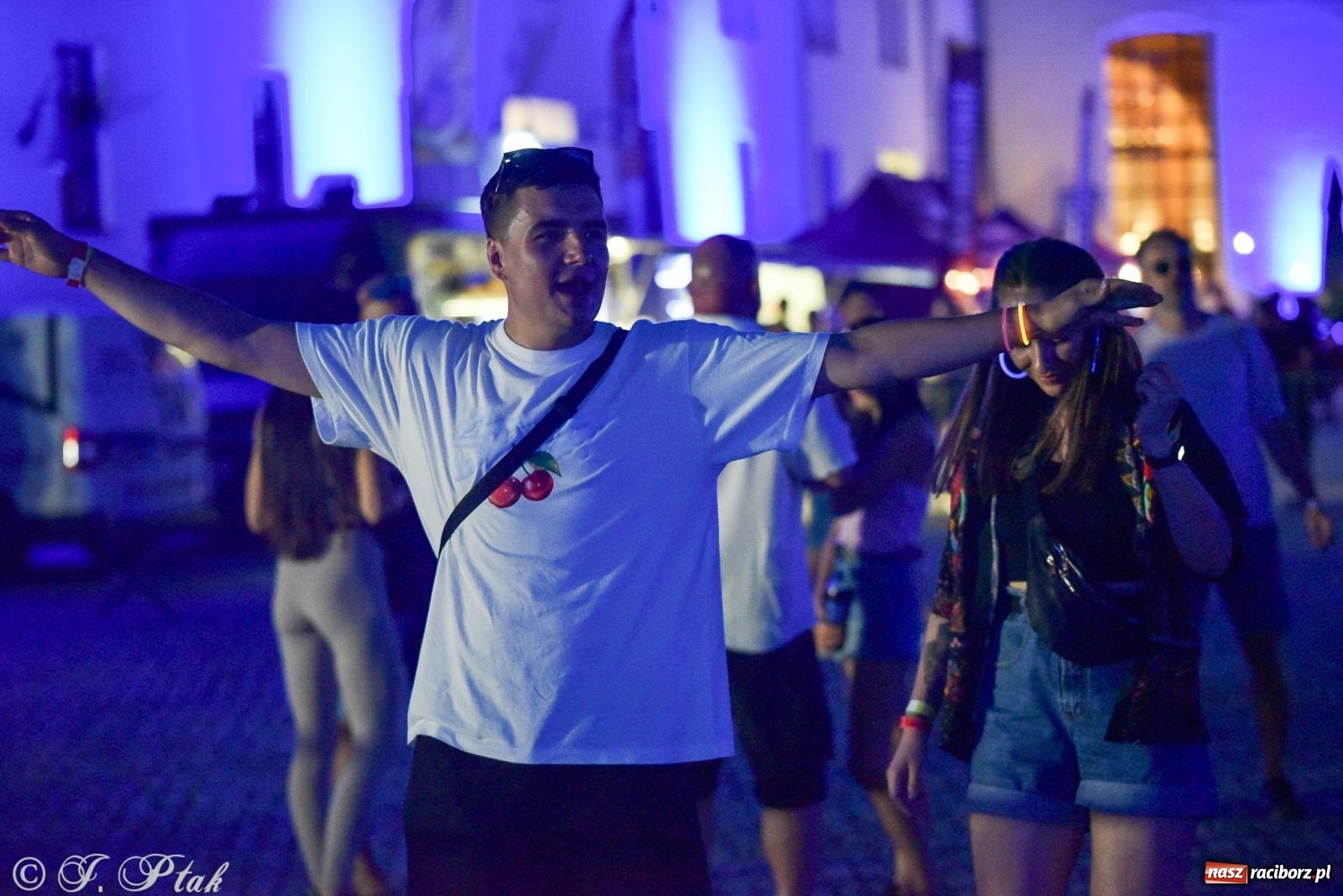 Zdjęcie w galerii na portalu naszraciborz.pl: FULL MOON 2024 - dzień drugi. Muzyczne i laserowe show na zamkowym dziedzińcu wiadomości z regionu