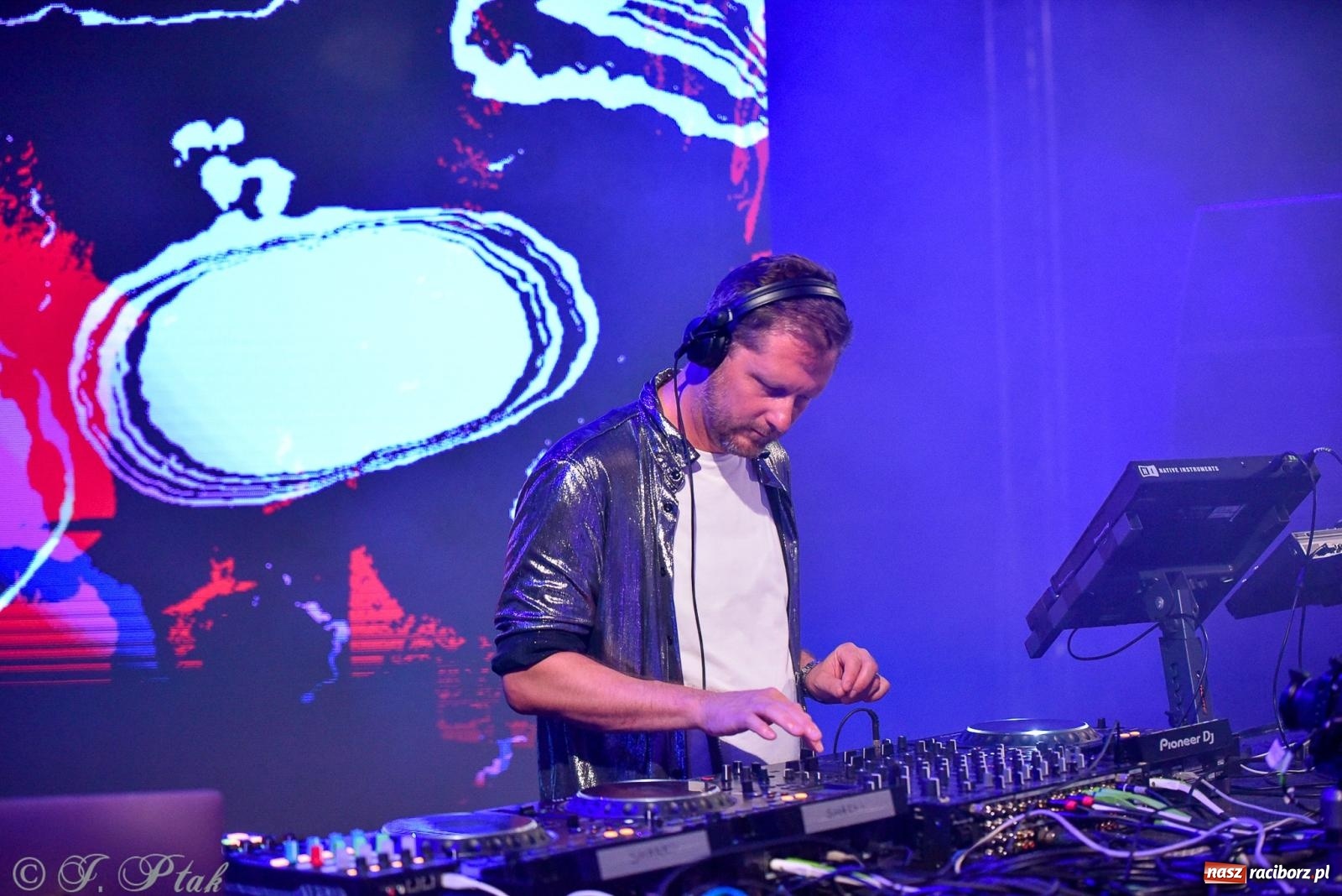 Zdjęcie w galerii na portalu naszraciborz.pl: FULL MOON 2024 - dzień drugi. Muzyczne i laserowe show na zamkowym dziedzińcu wiadomości z regionu