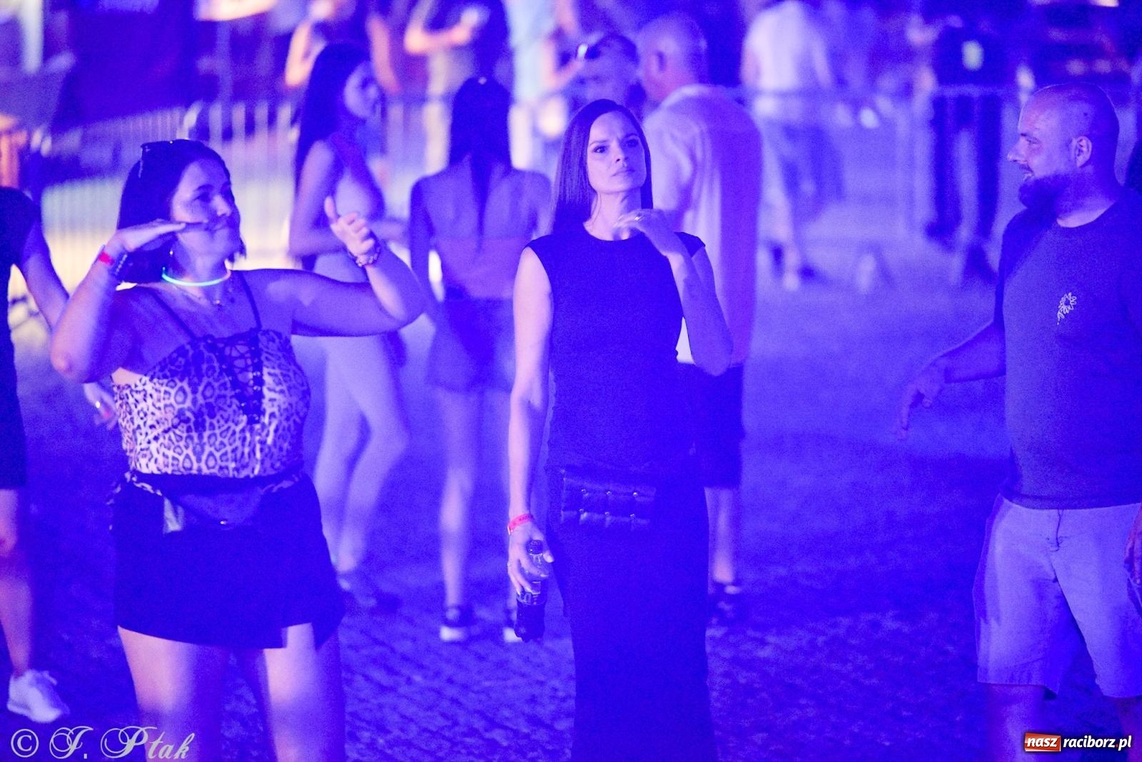 Zdjęcie w galerii na portalu naszraciborz.pl: FULL MOON 2024 - dzień drugi. Muzyczne i laserowe show na zamkowym dziedzińcu wiadomości z regionu