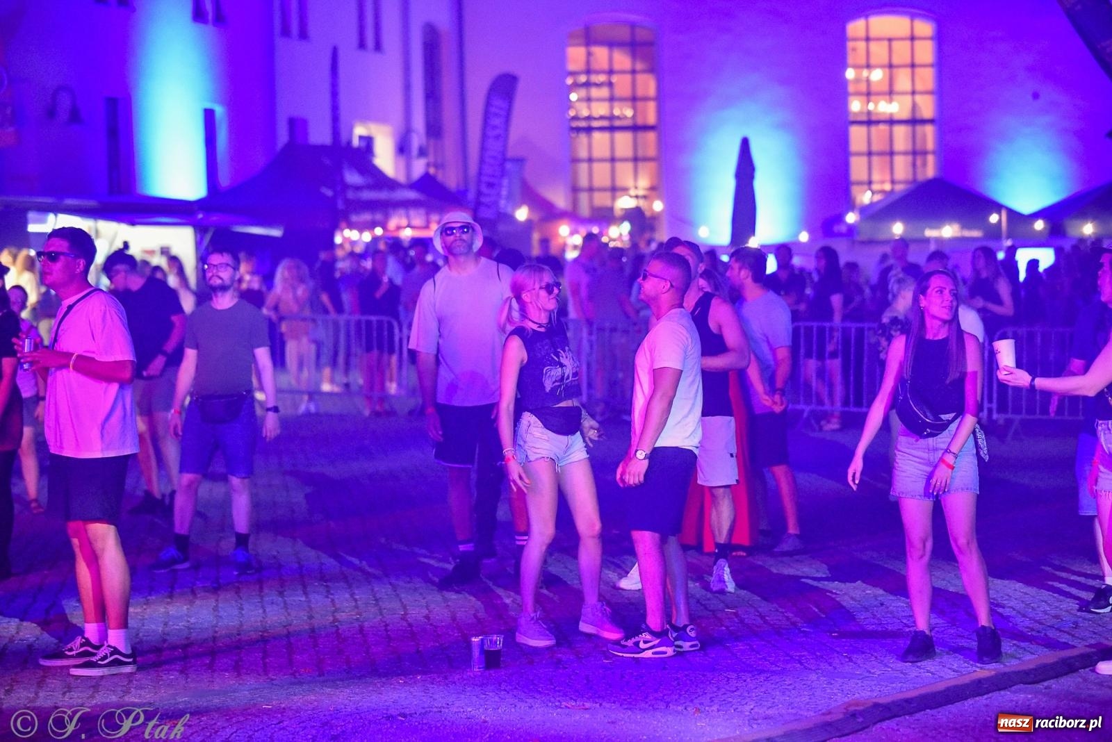 Zdjęcie w galerii na portalu naszraciborz.pl: FULL MOON 2024 - dzień drugi. Muzyczne i laserowe show na zamkowym dziedzińcu wiadomości z regionu