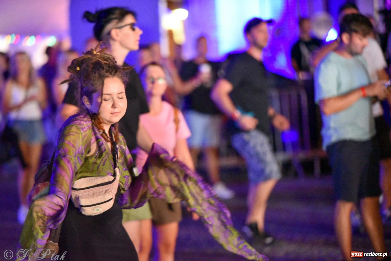 Zdjęcie w galerii na portalu naszraciborz.pl: FULL MOON 2024 - dzień drugi. Muzyczne i laserowe show na zamkowym dziedzińcu wiadomości z regionu