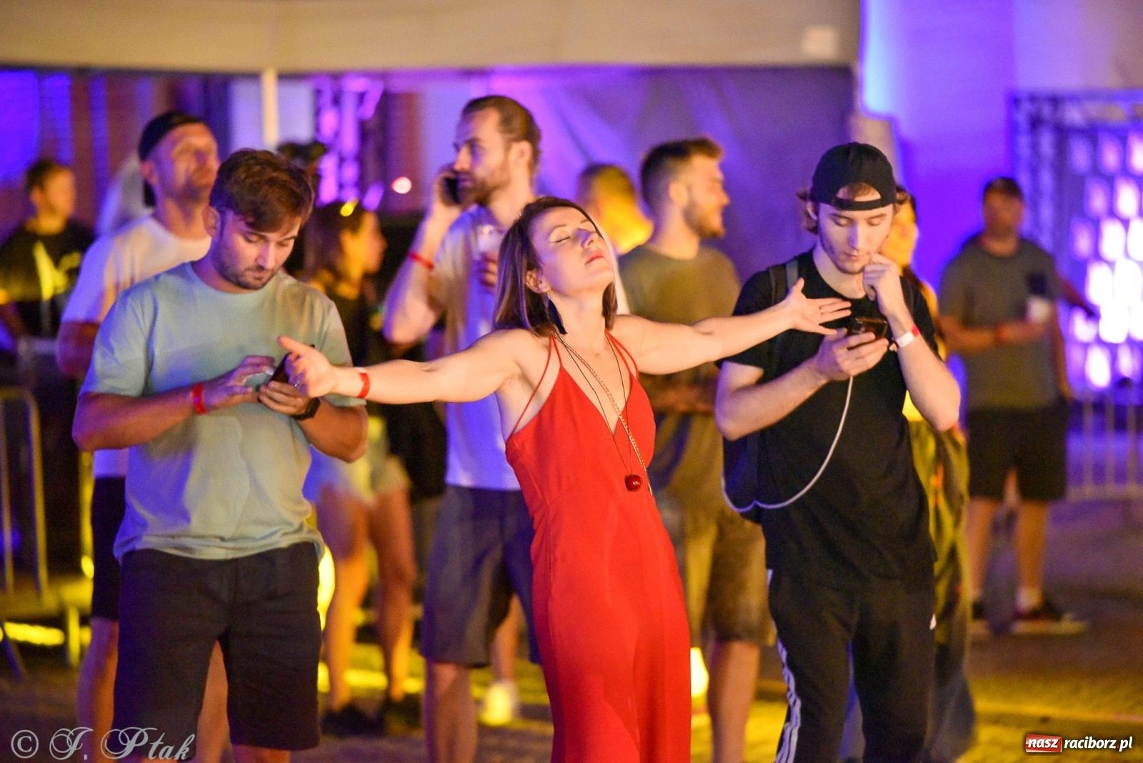 Zdjęcie w galerii na portalu naszraciborz.pl: FULL MOON 2024 - dzień drugi. Muzyczne i laserowe show na zamkowym dziedzińcu wiadomości z regionu