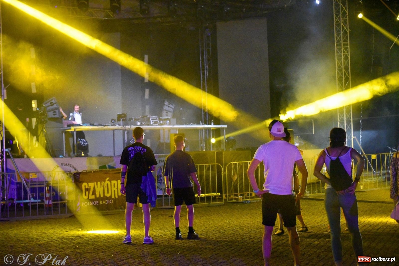 Zdjęcie w galerii na portalu naszraciborz.pl: FULL MOON 2024 - dzień drugi. Muzyczne i laserowe show na zamkowym dziedzińcu wiadomości z regionu