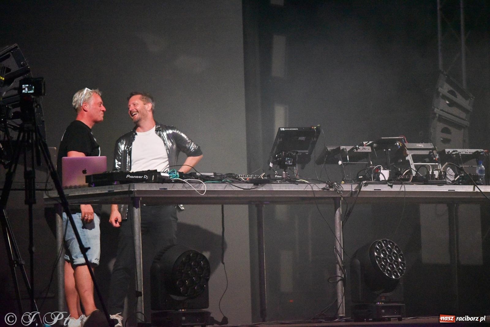 Zdjęcie w galerii na portalu naszraciborz.pl: FULL MOON 2024 - dzień drugi. Muzyczne i laserowe show na zamkowym dziedzińcu wiadomości z regionu