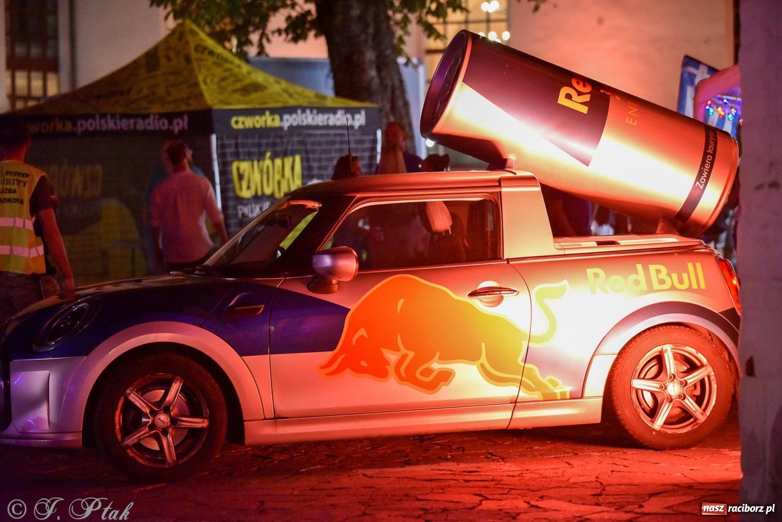 Zdjęcie w galerii na portalu naszraciborz.pl: FULL MOON 2024 - dzień drugi. Muzyczne i laserowe show na zamkowym dziedzińcu wiadomości z regionu