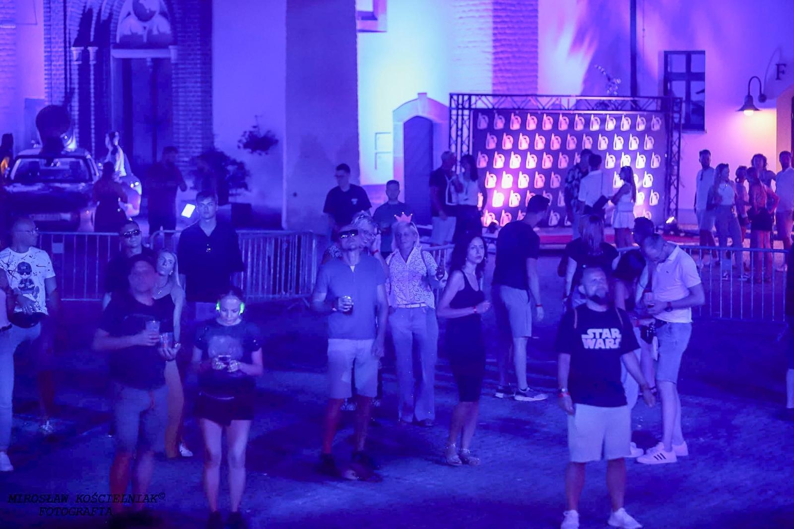 Zdjęcie w galerii na portalu naszraciborz.pl: Full Moon 2024. Tak bawiono się na zamkowym dziedzińcu wiadomości z regionu