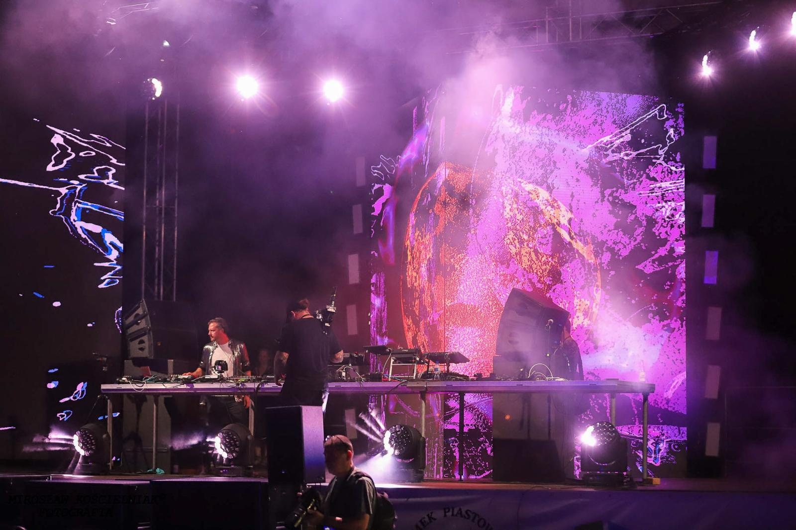 Zdjęcie w galerii na portalu naszraciborz.pl: Full Moon 2024. Tak bawiono się na zamkowym dziedzińcu wiadomości z regionu