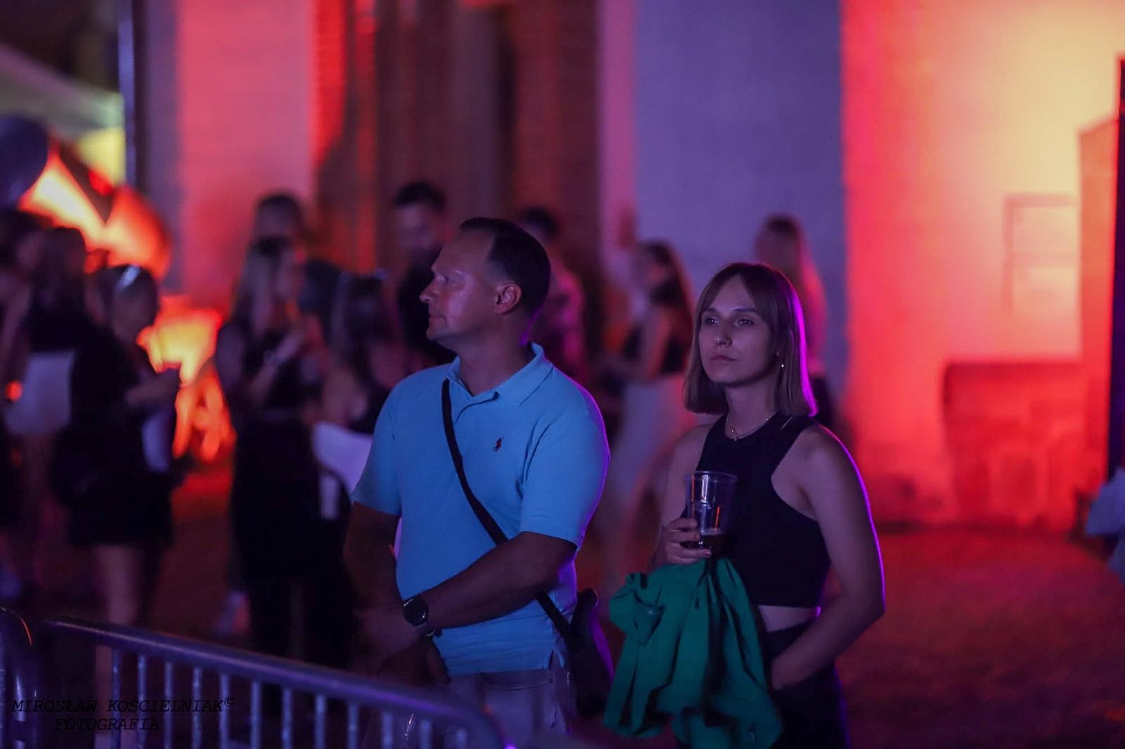 Zdjęcie w galerii na portalu naszraciborz.pl: Full Moon 2024. Tak bawiono się na zamkowym dziedzińcu wiadomości z regionu