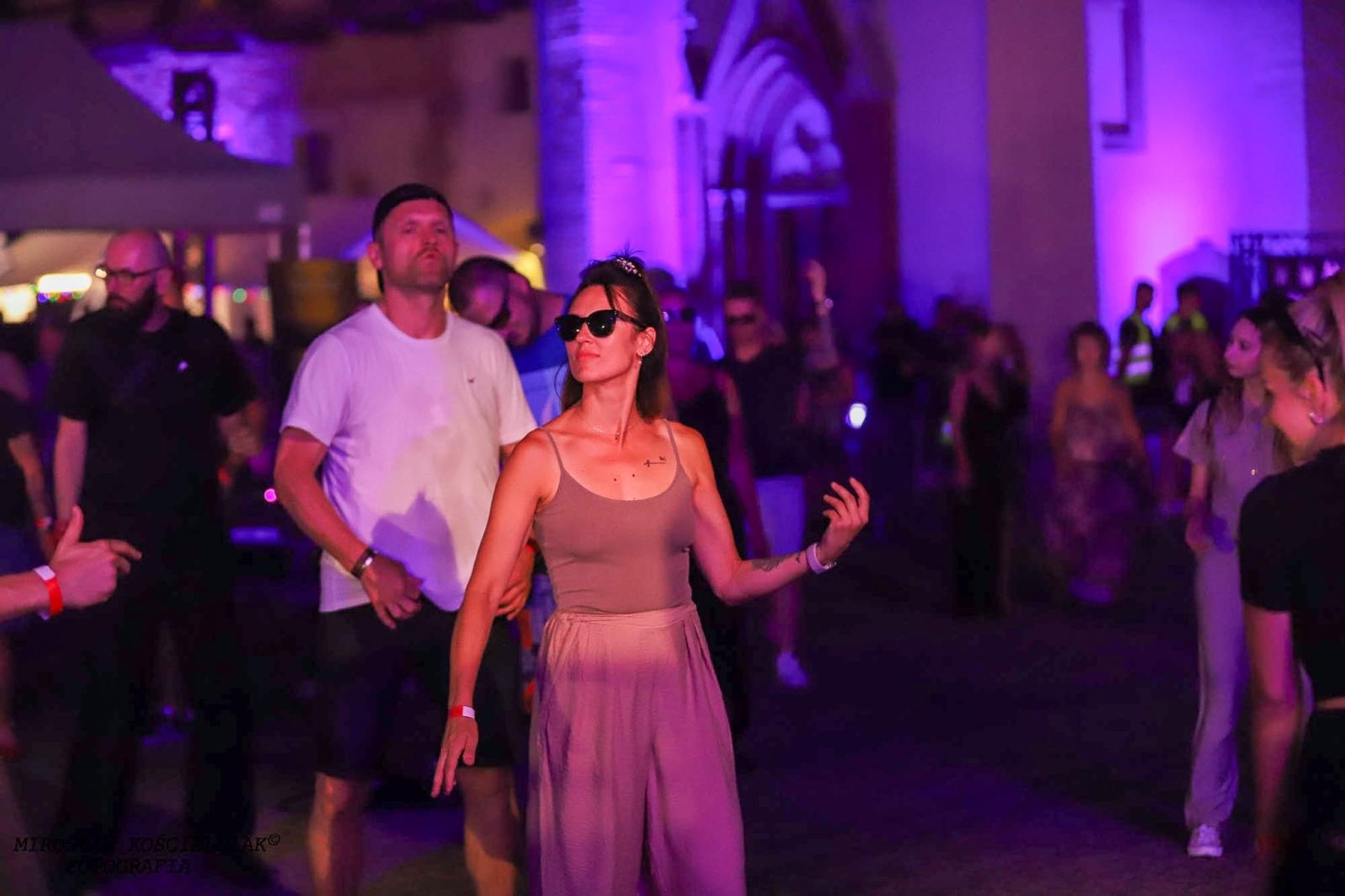 Zdjęcie w galerii na portalu naszraciborz.pl: Full Moon 2024. Tak bawiono się na zamkowym dziedzińcu wiadomości z regionu