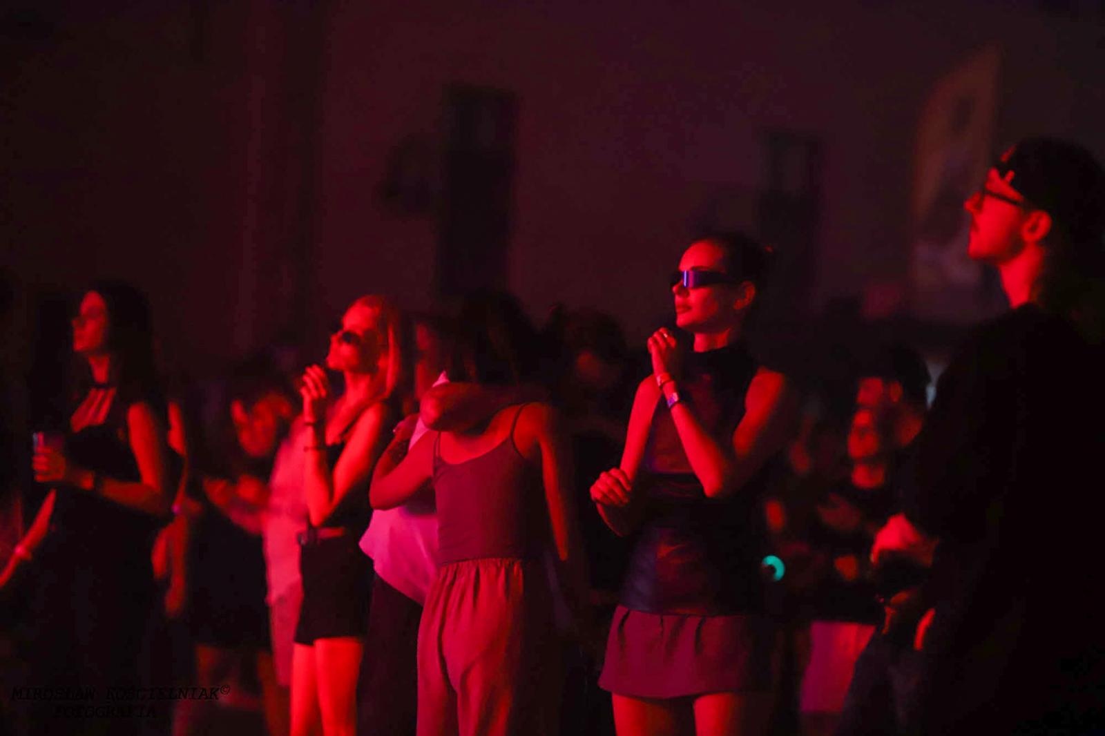 Zdjęcie w galerii na portalu naszraciborz.pl: Full Moon 2024. Tak bawiono się na zamkowym dziedzińcu wiadomości z regionu