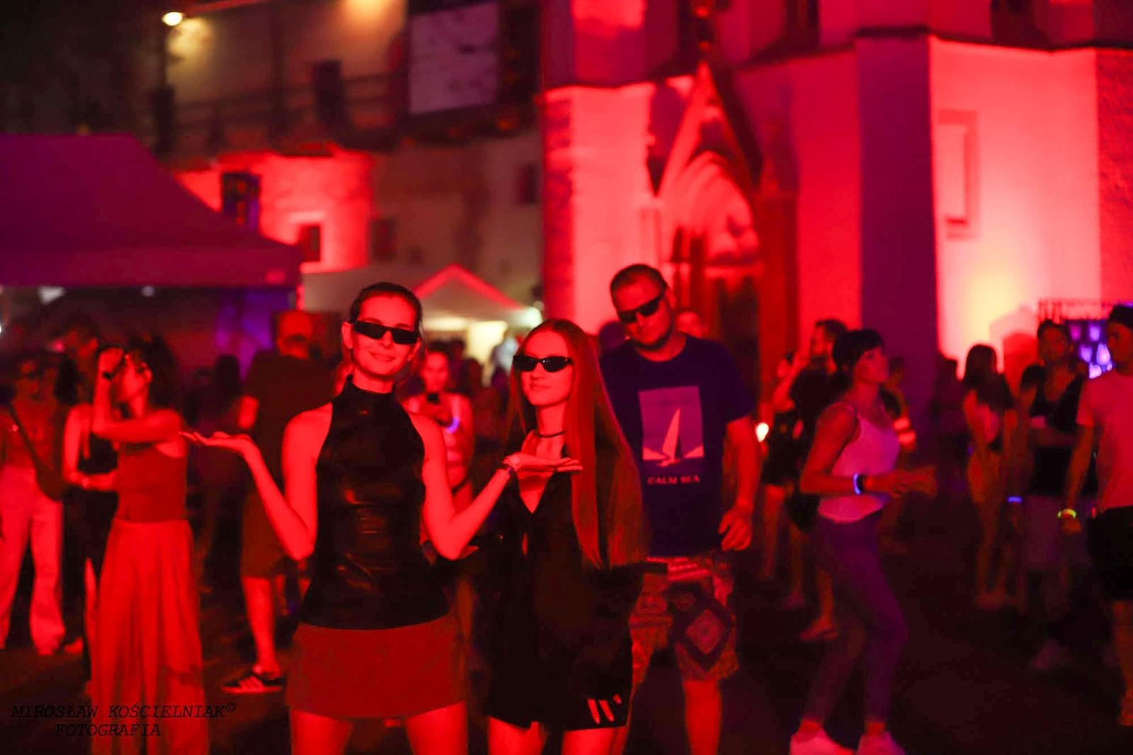 Zdjęcie w galerii na portalu naszraciborz.pl: Full Moon 2024. Tak bawiono się na zamkowym dziedzińcu wiadomości z regionu