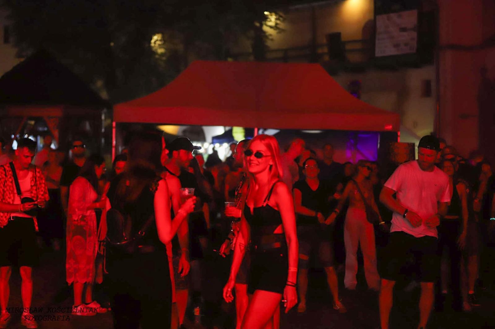 Zdjęcie w galerii na portalu naszraciborz.pl: Full Moon 2024. Tak bawiono się na zamkowym dziedzińcu wiadomości z regionu