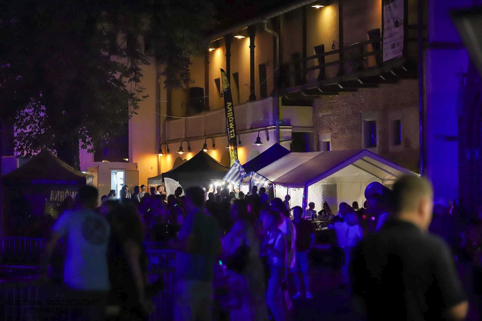 Zdjęcie w galerii na portalu naszraciborz.pl: Full Moon 2024. Tak bawiono się na zamkowym dziedzińcu wiadomości z regionu