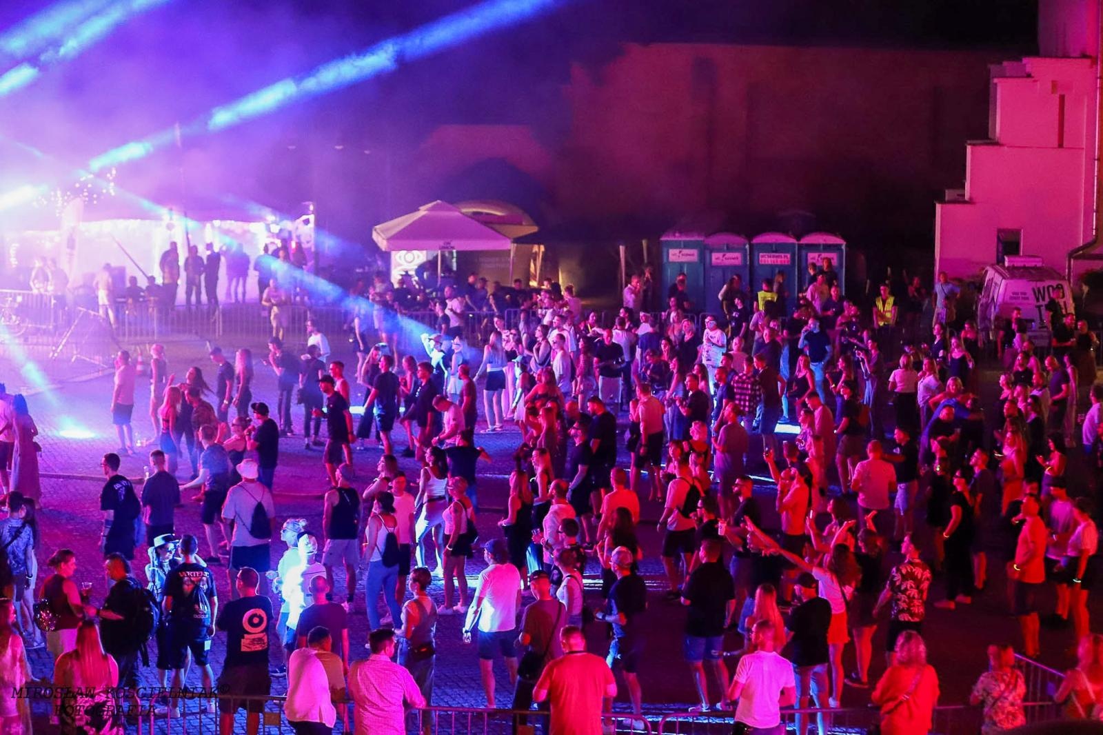 Zdjęcie w galerii na portalu naszraciborz.pl: Full Moon 2024. Tak bawiono się na zamkowym dziedzińcu wiadomości z regionu