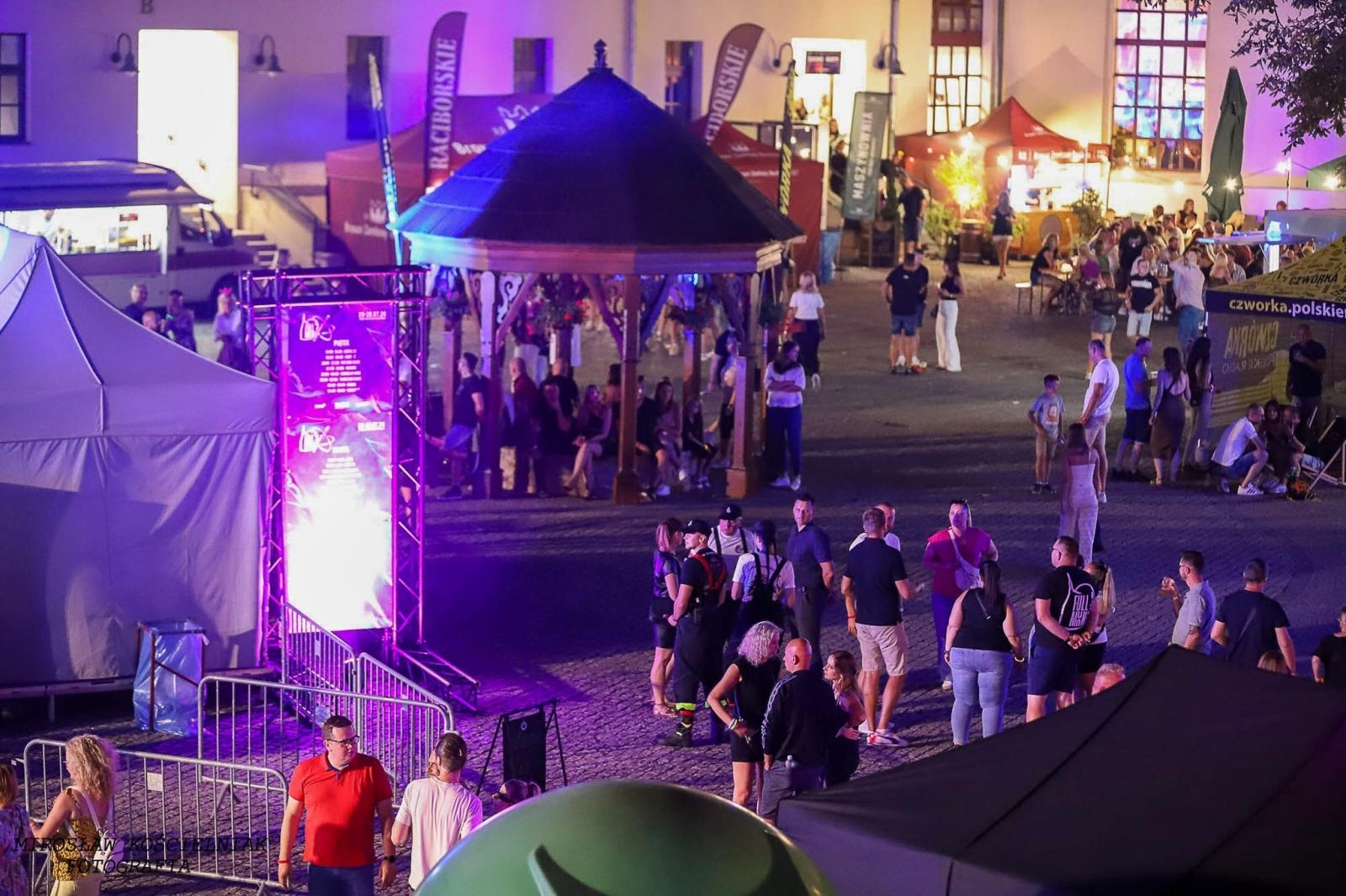 Zdjęcie w galerii na portalu naszraciborz.pl: Full Moon 2024. Tak bawiono się na zamkowym dziedzińcu wiadomości z regionu