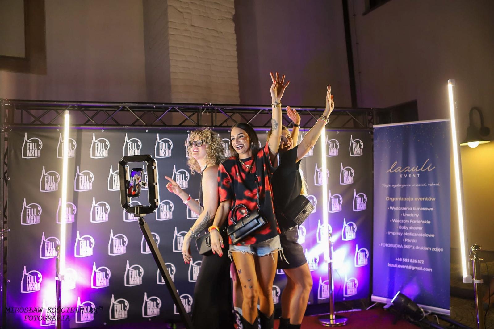 Zdjęcie w galerii na portalu naszraciborz.pl: Full Moon 2024. Tak bawiono się na zamkowym dziedzińcu wiadomości z regionu