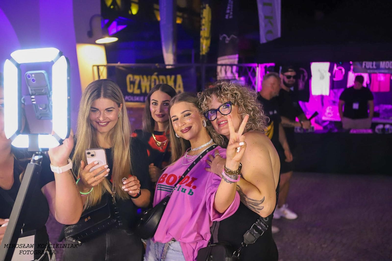 Zdjęcie w galerii na portalu naszraciborz.pl: Full Moon 2024. Tak bawiono się na zamkowym dziedzińcu wiadomości z regionu