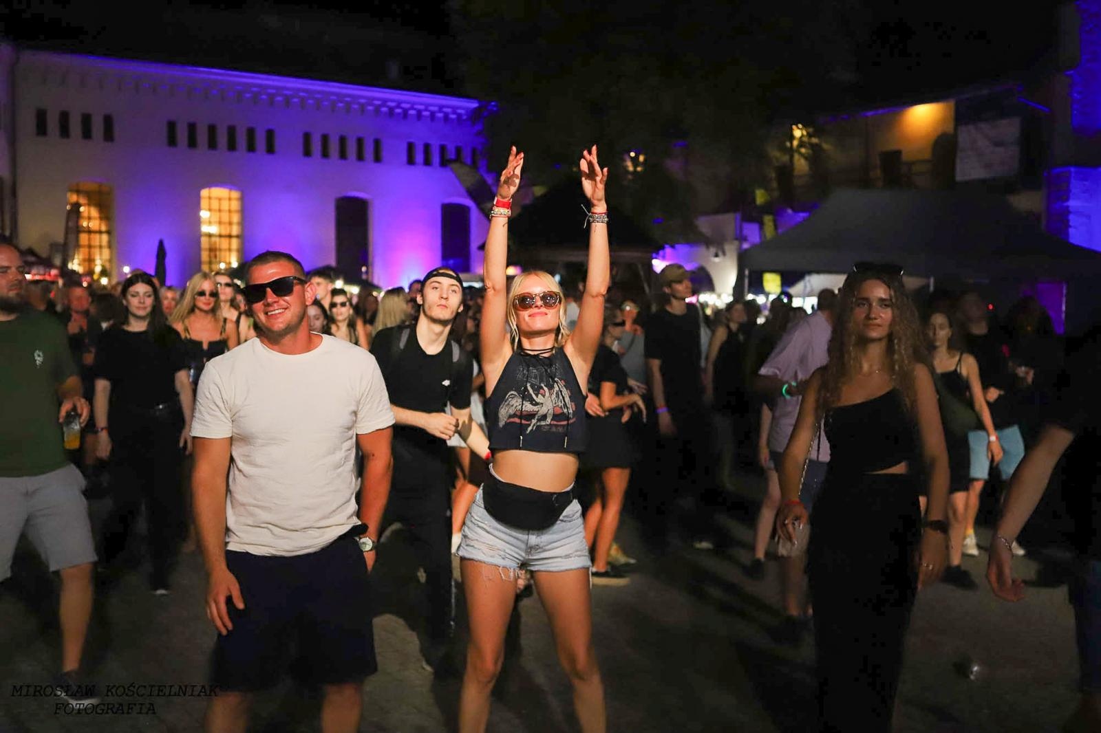 Zdjęcie w galerii na portalu naszraciborz.pl: Full Moon 2024. Tak bawiono się na zamkowym dziedzińcu wiadomości z regionu