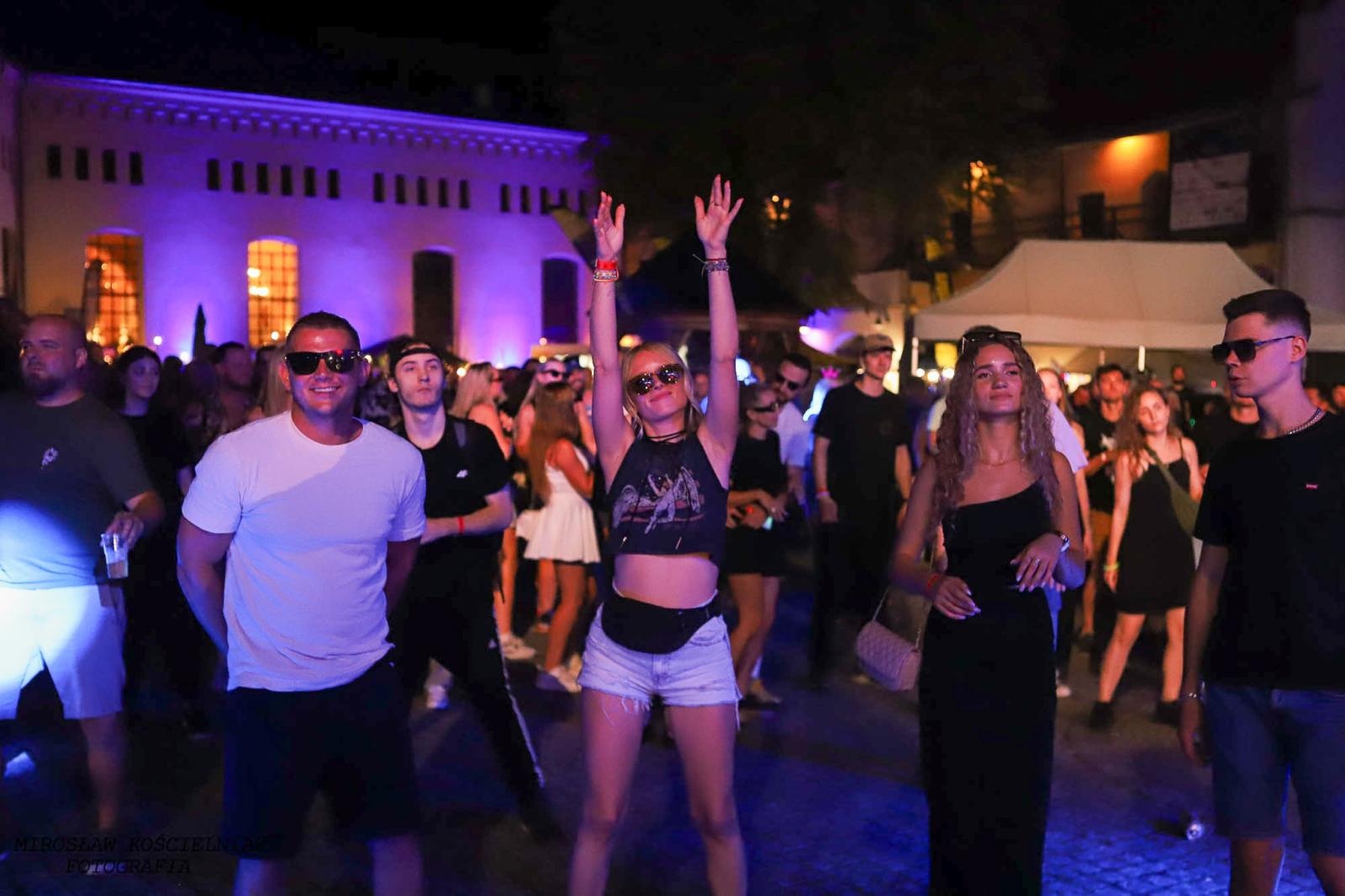 Zdjęcie w galerii na portalu naszraciborz.pl: Full Moon 2024. Tak bawiono się na zamkowym dziedzińcu wiadomości z regionu