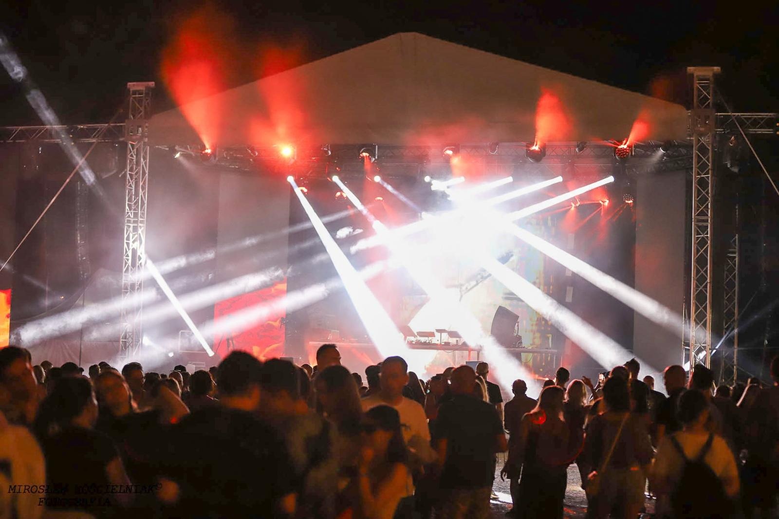 Zdjęcie w galerii na portalu naszraciborz.pl: Full Moon 2024. Tak bawiono się na zamkowym dziedzińcu wiadomości z regionu