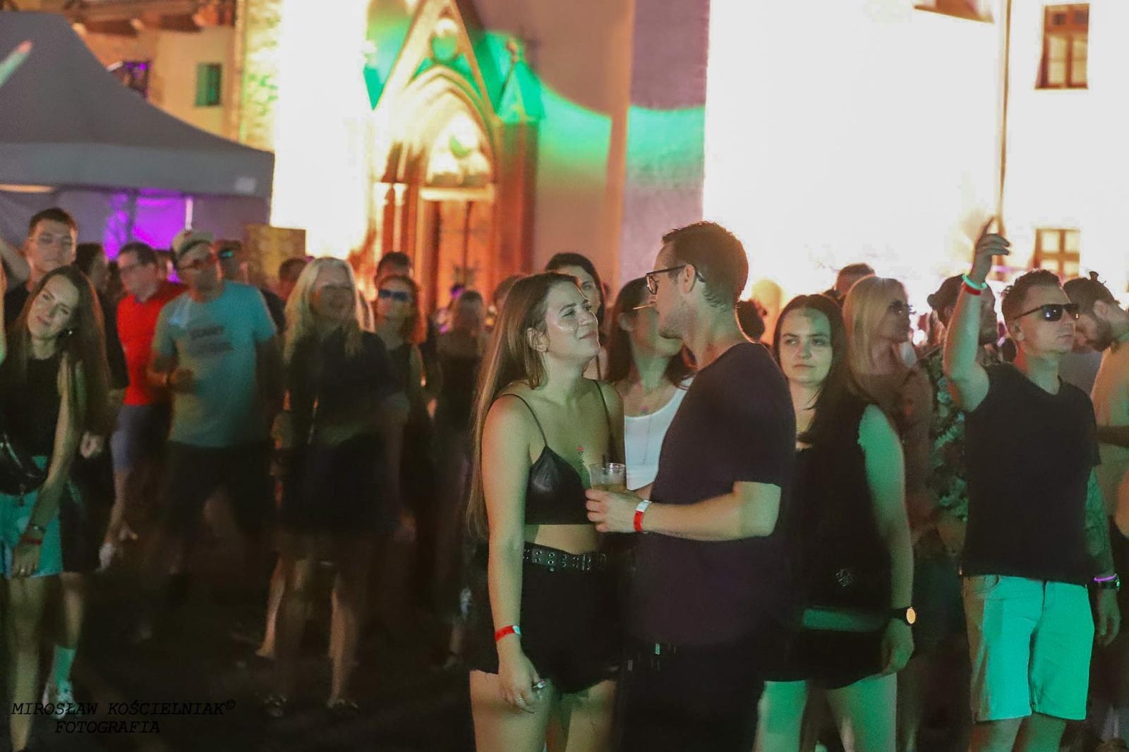 Zdjęcie w galerii na portalu naszraciborz.pl: Full Moon 2024. Tak bawiono się na zamkowym dziedzińcu wiadomości z regionu