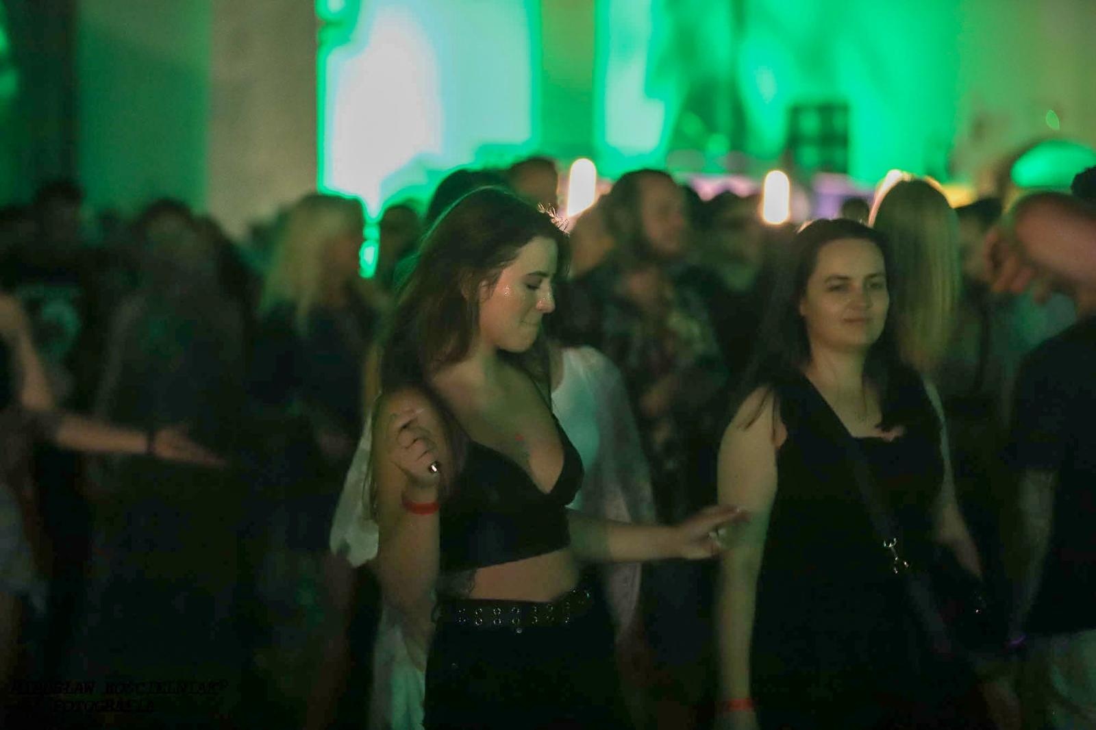 Zdjęcie w galerii na portalu naszraciborz.pl: Full Moon 2024. Tak bawiono się na zamkowym dziedzińcu wiadomości z regionu