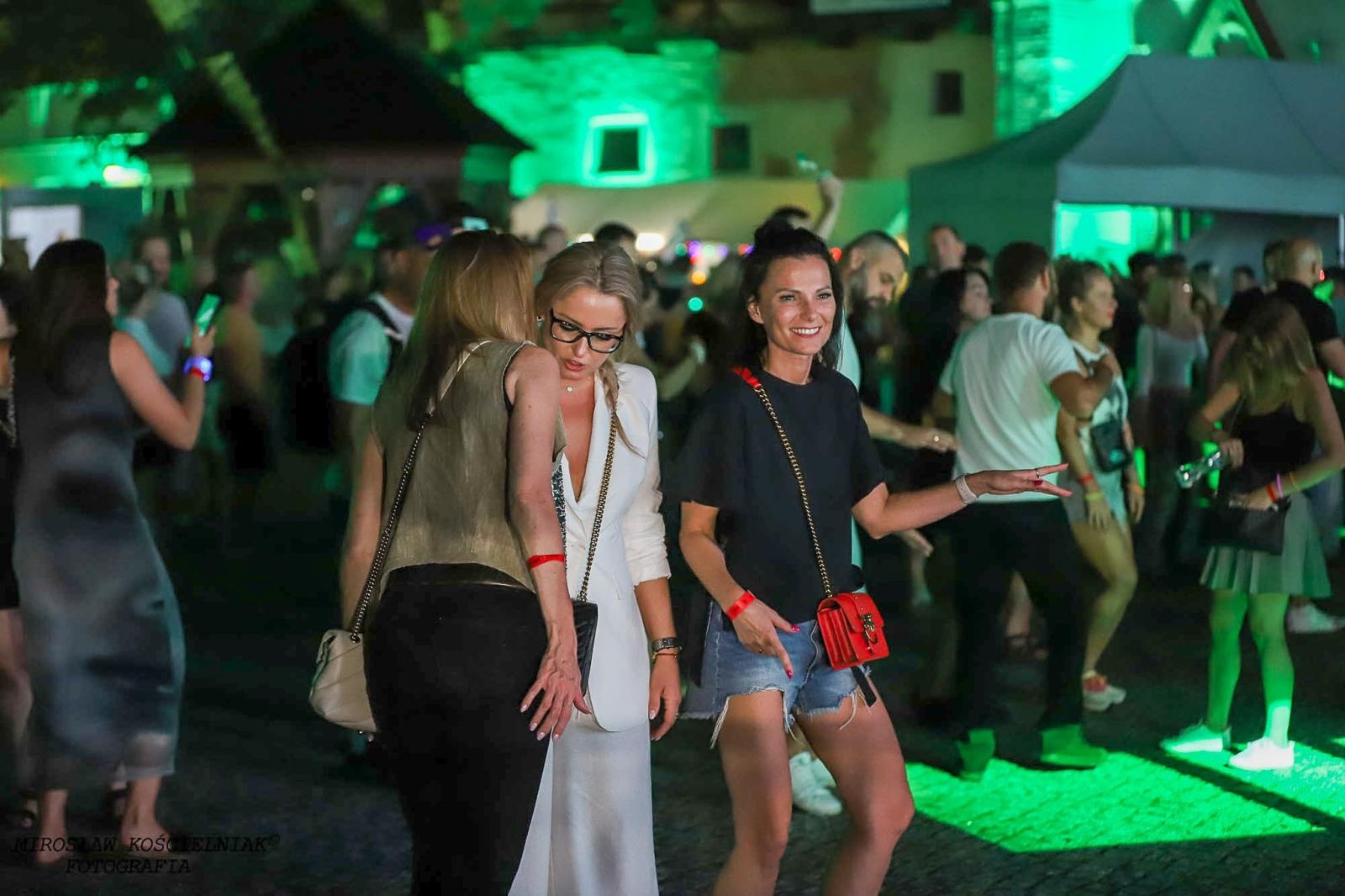 Zdjęcie w galerii na portalu naszraciborz.pl: Full Moon 2024. Tak bawiono się na zamkowym dziedzińcu wiadomości z regionu