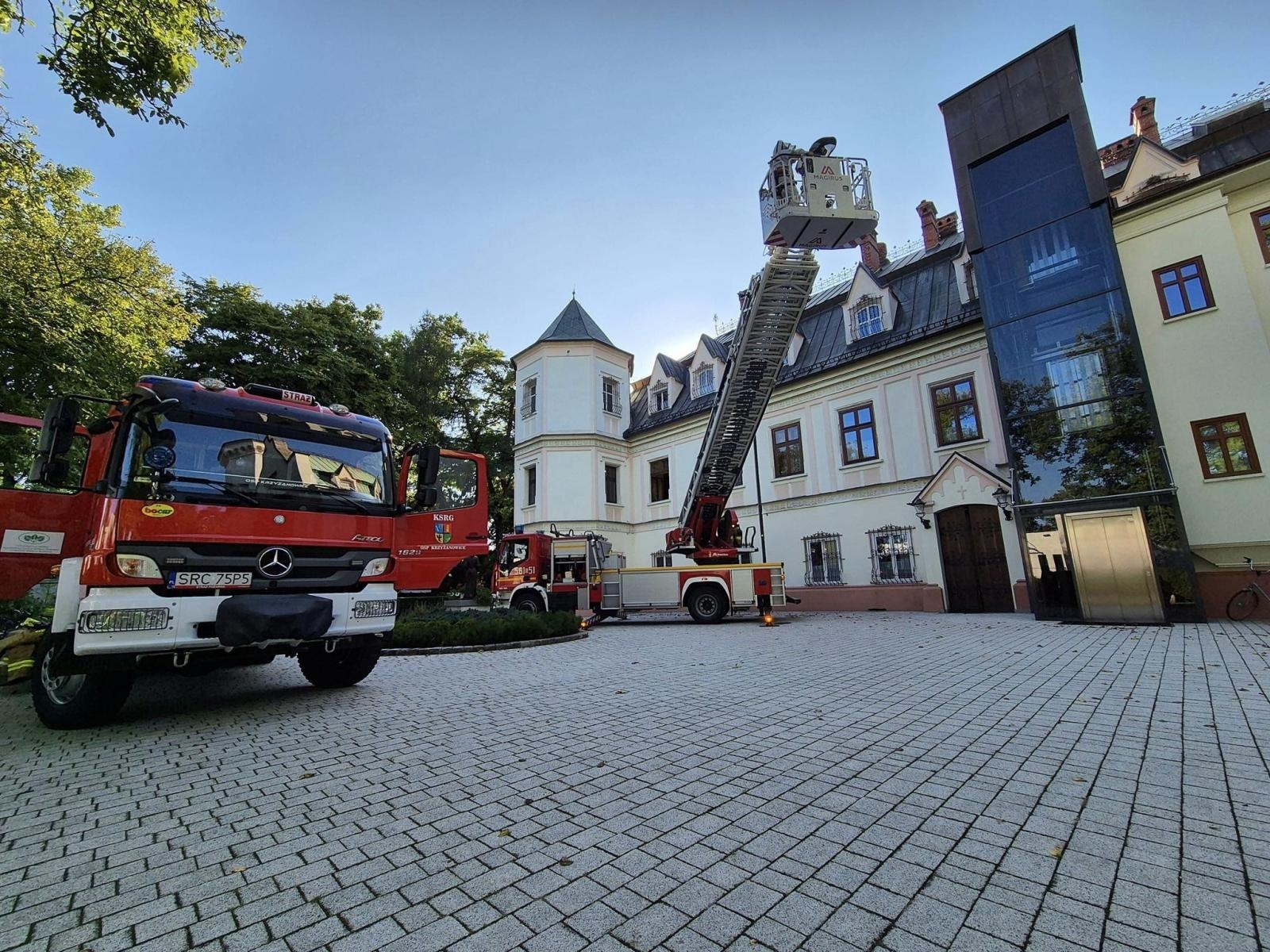 Zdjęcie w galerii na portalu naszraciborz.pl: Raport 998. Konary, owady, przewrócone ogrodzenie. Niedziela strażaków [FOTO] wiadomości z regionu