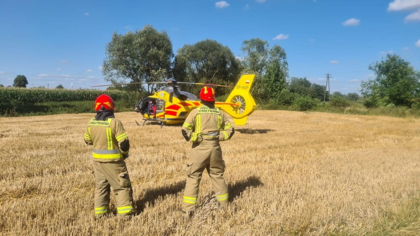 Zdjęcie w galerii na portalu naszraciborz.pl: Śmigłowiec LPR w Krzanowicach. Wypadek starszego mężczyzny wiadomości z regionu