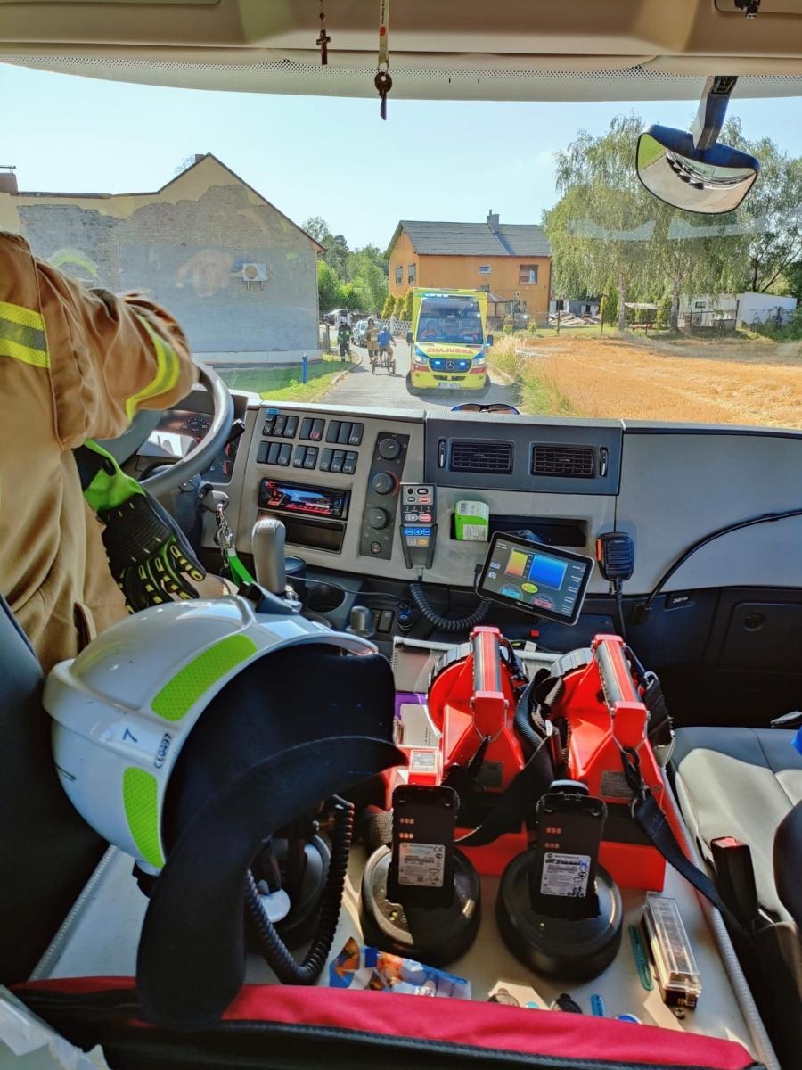 Zdjęcie w galerii na portalu naszraciborz.pl: Śmigłowiec LPR w Krzanowicach. Wypadek starszego mężczyzny wiadomości z regionu