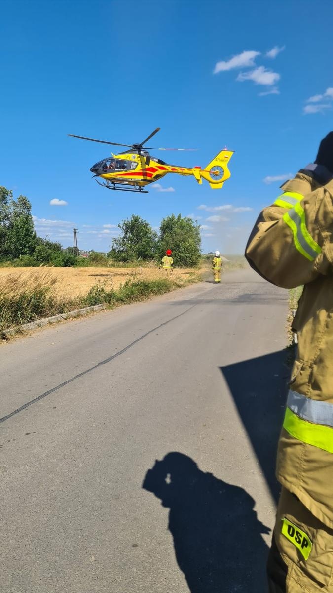 Zdjęcie w galerii na portalu naszraciborz.pl: Śmigłowiec LPR w Krzanowicach. Wypadek starszego mężczyzny wiadomości z regionu